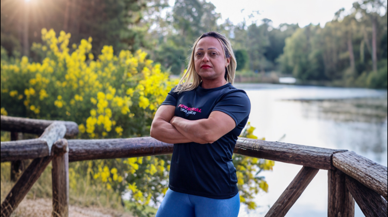 Viviane Maris, personal trainer e atleta, em retrato ao ar livre